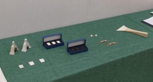 象牙代替素材を使った和楽器アイテムの展示