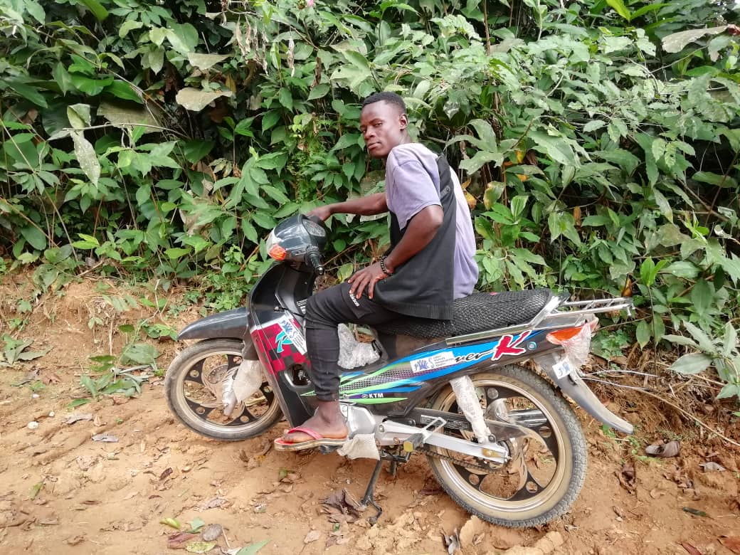 集落から離れた畑での作業のために購入したオートバイ"